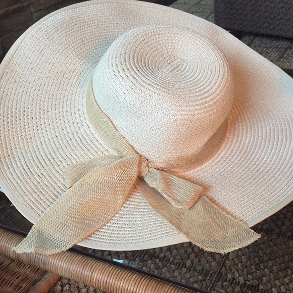 Accessories - Wide brimmed floppy straw hat